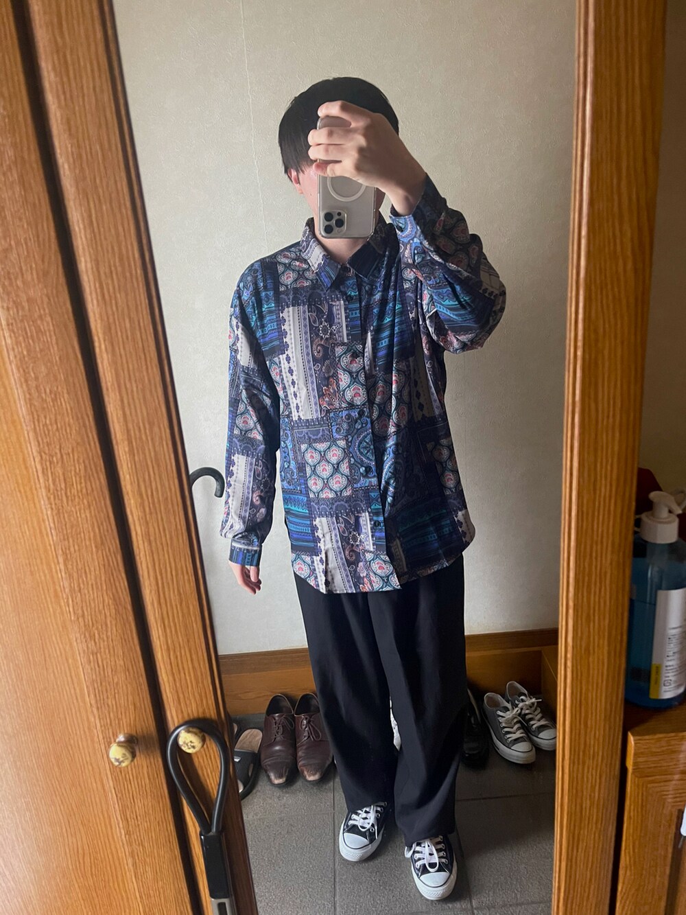 ブラック系のスニーカー、ブラック系のその他パンツ、ベージュ系のベストを着用したメンズの秋コーディネートの2枚目の写真