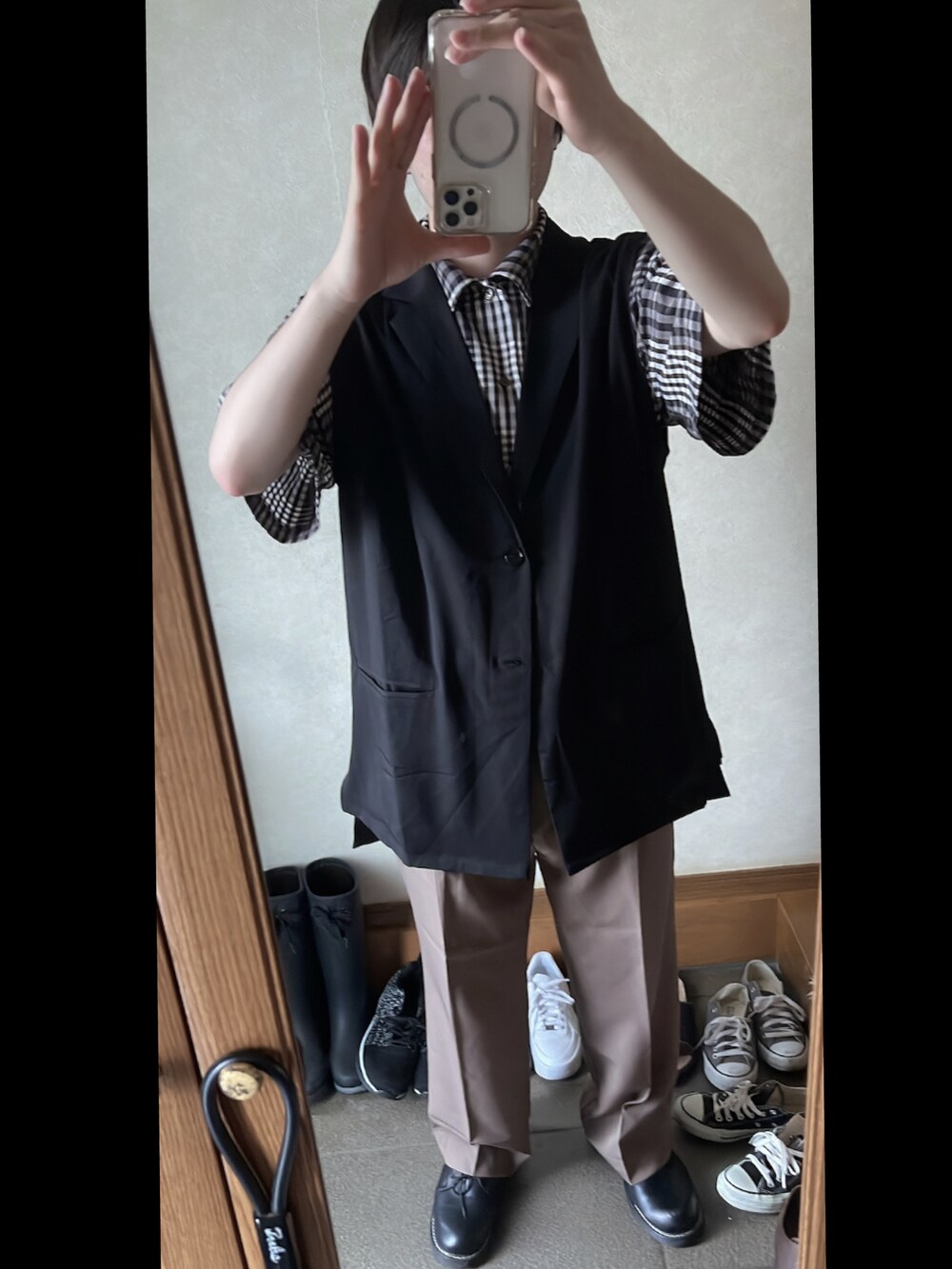 ブラウン系のその他パンツ、ブラック系のドレスシューズ、ブラウン系のシャツ/ブラウスを着用したメンズの夏コーディネートの2枚目の写真