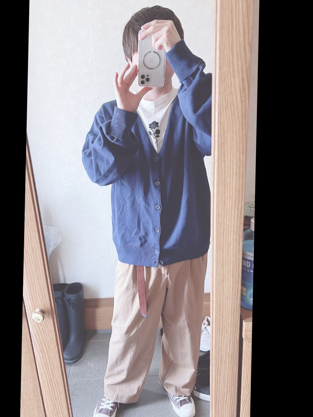 ブラウン系のスニーカー、ベージュ系のその他パンツ、ブルー系のカーディガン/ボレロを着用したメンズの春コーディネートの3枚目の写真