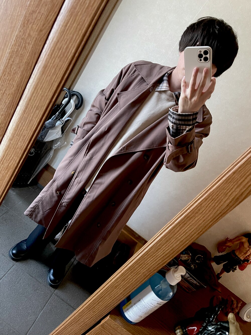 ブラック系のその他パンツ、ホワイト系のベスト、ベージュ系のシャツ/ブラウスを着用したメンズの秋コーディネートの2枚目の写真