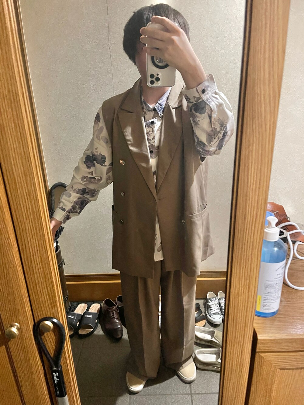 ベージュ系のスラックス、ベージュ系のベスト、ホワイト系のシャツ/ブラウスを着用したメンズの夏コーディネートの2枚目の写真