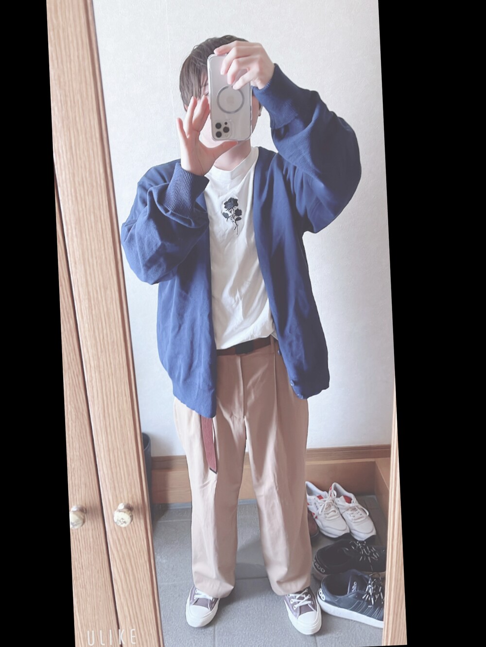 ブラウン系のスニーカー、ベージュ系のその他パンツ、ブルー系のカーディガン/ボレロを着用したメンズの春コーディネートの2枚目の写真