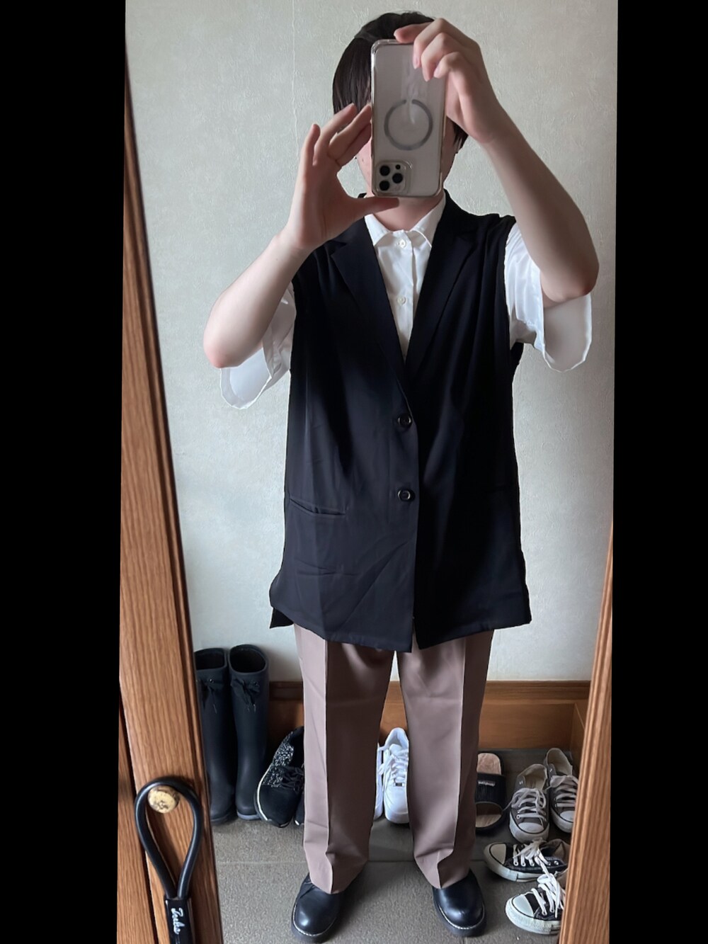 ブラック系のドレスシューズ、ブラウン系のその他パンツ、ホワイト系のシャツ/ブラウスを着用したメンズの夏コーディネートの2枚目の写真