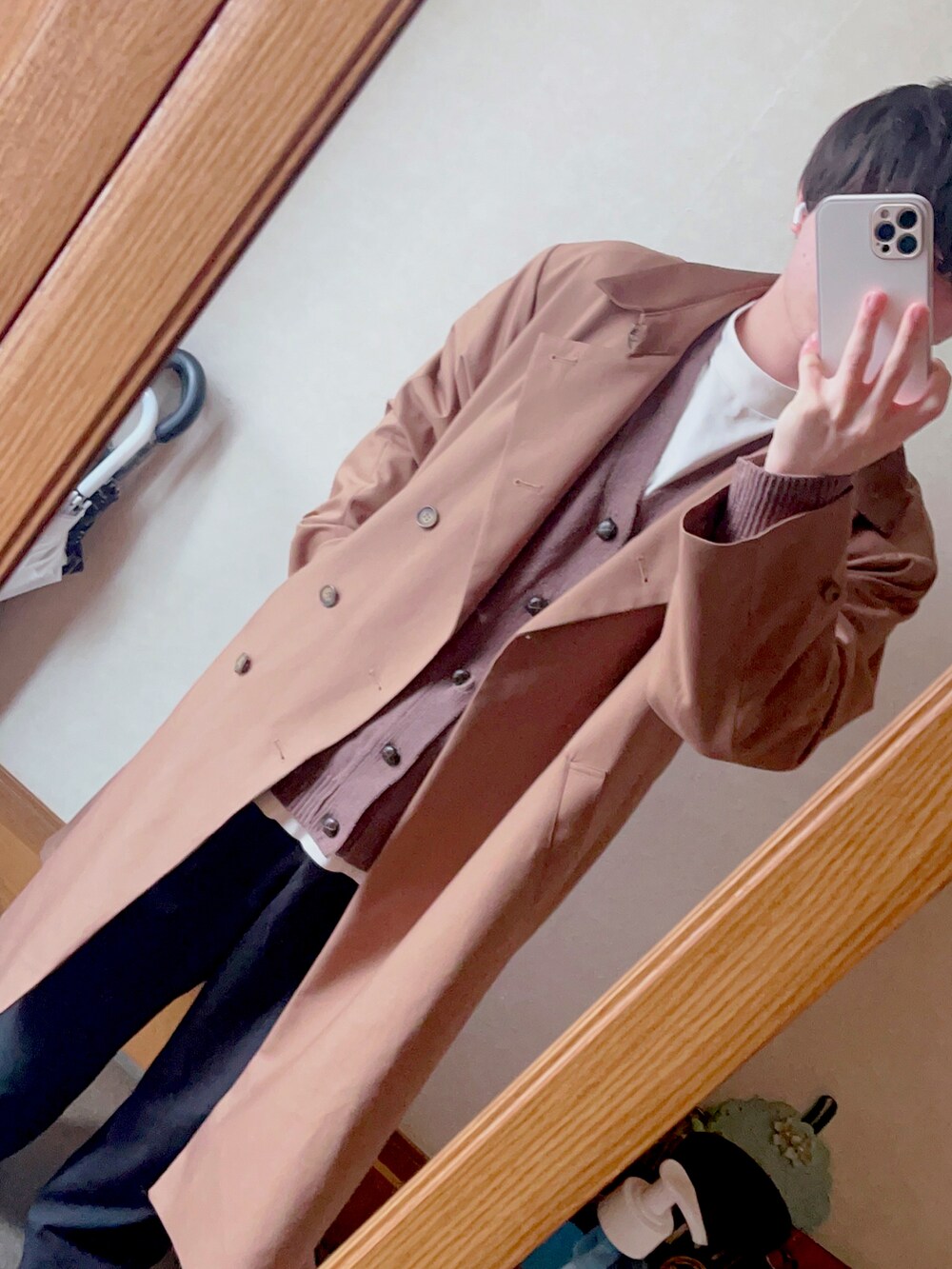 ブラック系のその他パンツ、ブラウン系のカーディガン/ボレロ、ホワイト系のTシャツ/カットソーを着用したメンズの冬コーディネートの2枚目の写真