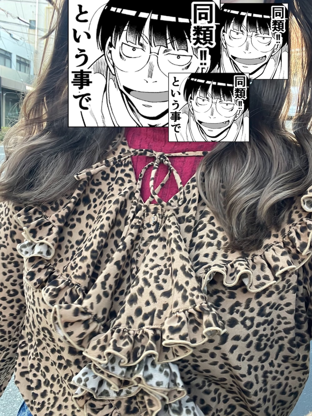 ブラウン系のシャツ/ブラウス、ブラック系のブーツ、ブルー系のデニムパンツを着用したレディースの秋コーディネートの2枚目の写真
