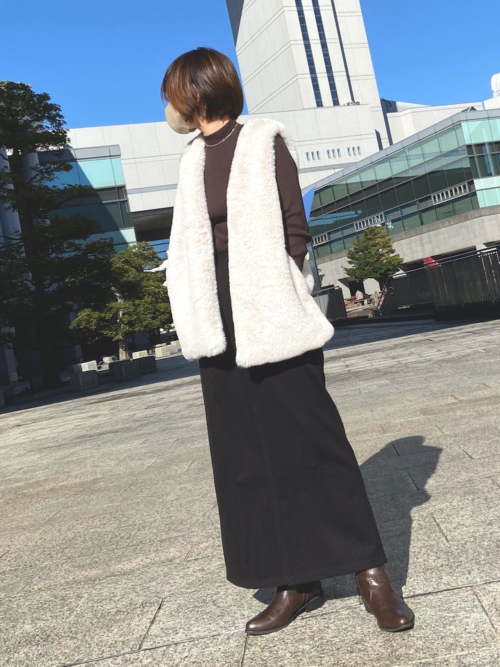 「ファーベスト、タイトスカート、ショートブーツ、リブニット」｜「LibertyDollのLiberty doll / サイドジップショートブーツ(9003)（ブーツ、ブラウン系）」を使った、なたーしゃさん（レディース・157cm）の秋コーディネートの2枚目の写真
