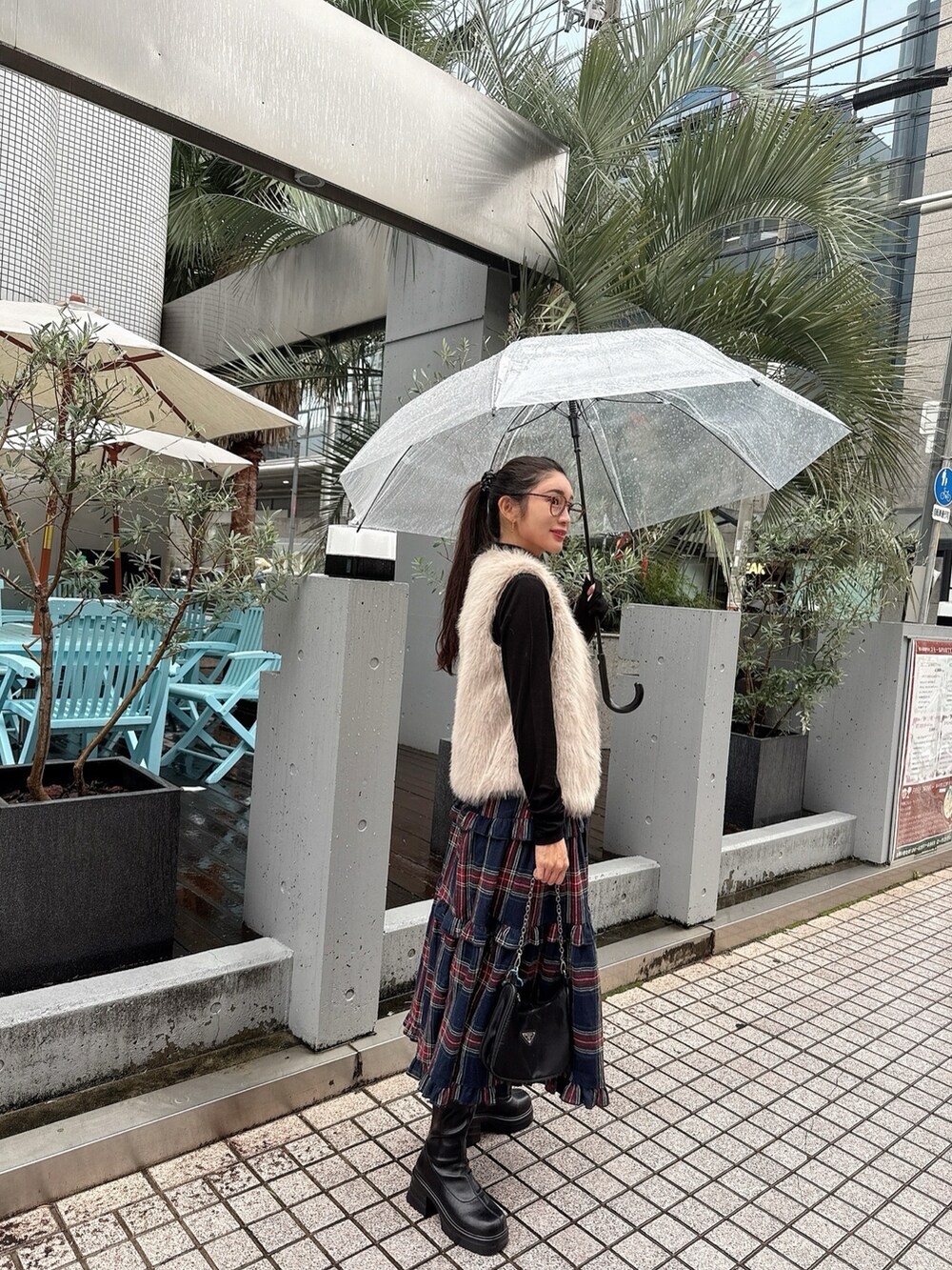 ブラック系のショルダーバッグ、ブラック系のシュシュを着用したレディースの秋コーディネートの2枚目の写真