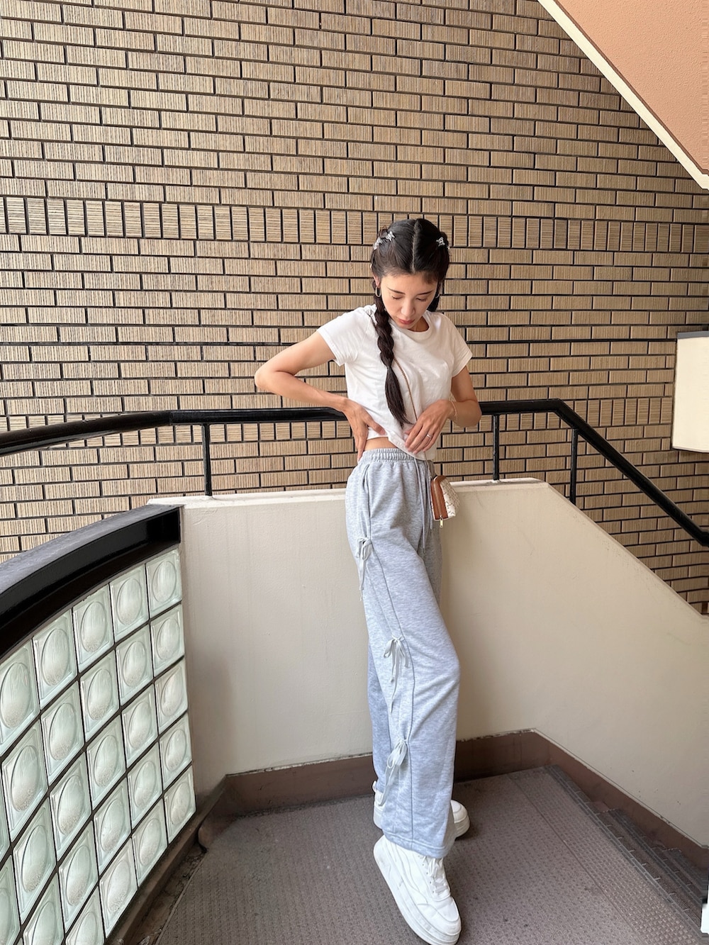 「スエット、夏コーデ、ラクチンコーデ、シンプル、Tシャツコーデ、スニーカーコーデ」｜「sheinのアイテム（スウェットパンツ、グレー系）」を使った、中西真美さん（レディース・163cm）の夏コーディネートの2枚目の写真