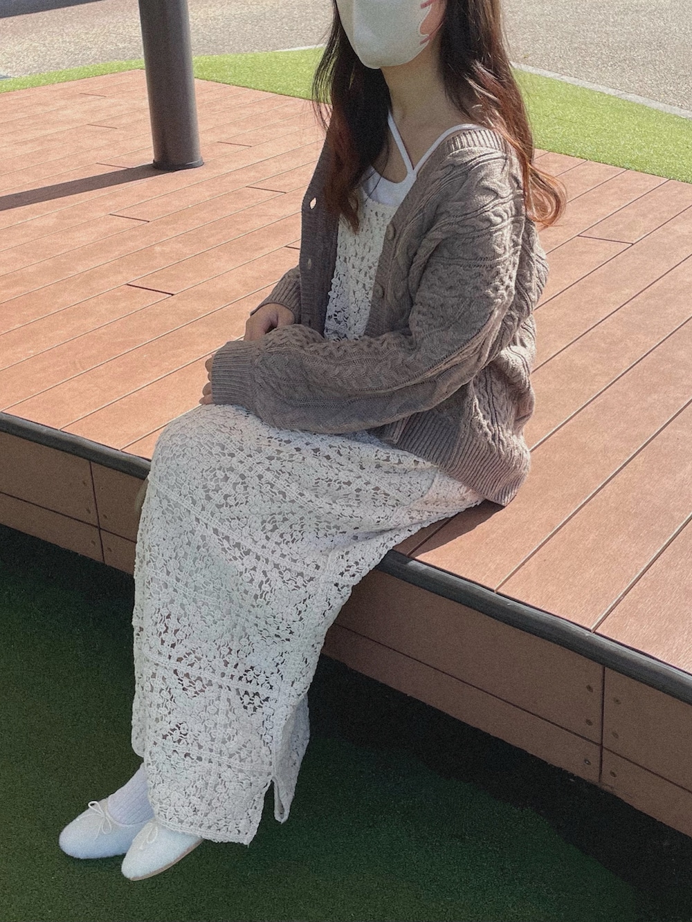 ブラウン系のカーディガン/ボレロ、ホワイト系のワンピース、ホワイト系のバレエシューズを着用したレディースの秋コーディネートの3枚目の写真