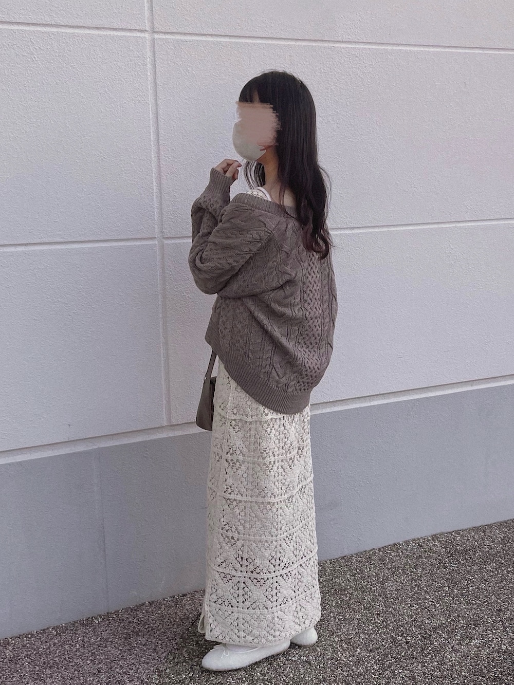 ブラウン系のカーディガン/ボレロ、ホワイト系のワンピース、ホワイト系のバレエシューズを着用したレディースの秋コーディネートの2枚目の写真