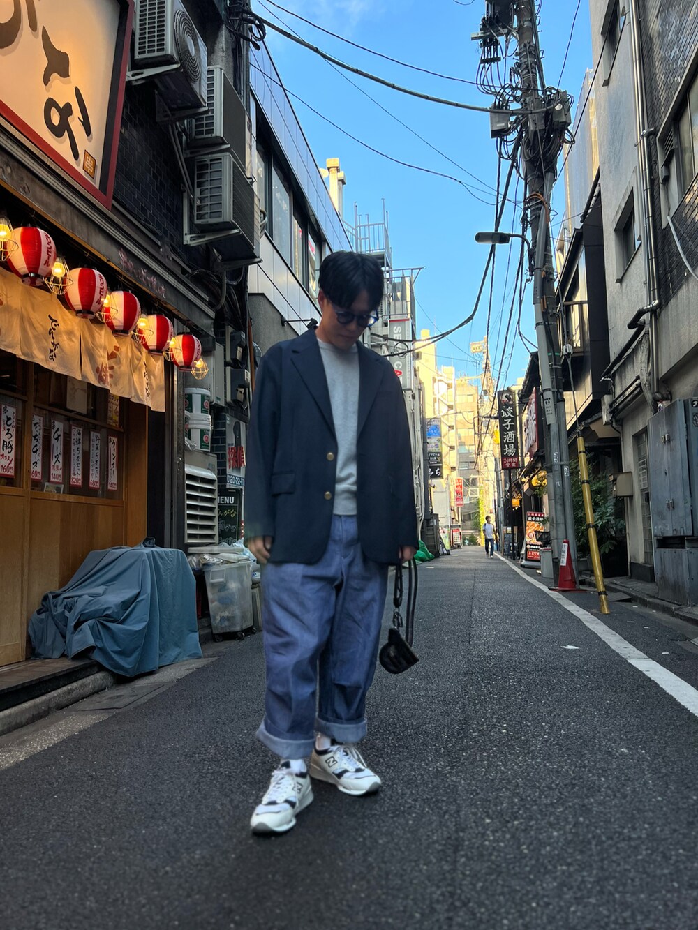 ブルー系のテーラードジャケット、ブルー系のその他パンツ、ホワイト系のスニーカーを着用したメンズの秋コーディネートの4枚目の写真