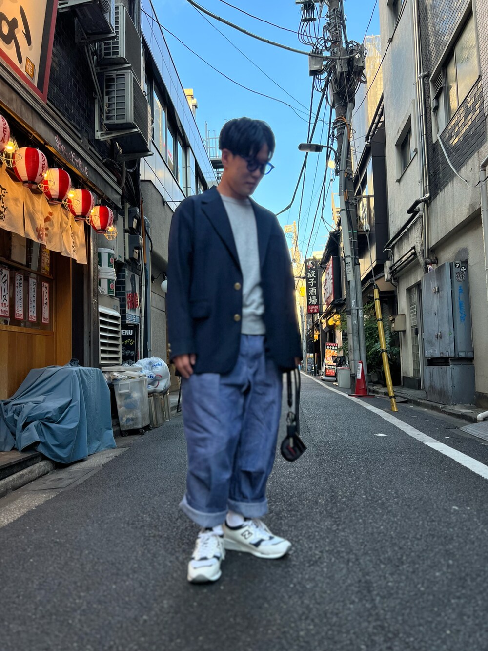 ブルー系のテーラードジャケット、ブルー系のその他パンツ、ホワイト系のスニーカーを着用したメンズの秋コーディネートの3枚目の写真