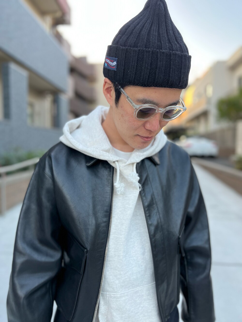 グリーン系のその他パンツ、グレー系のスニーカー、ブラック系のジャケット/アウターを着用したメンズの冬コーディネートの2枚目の写真