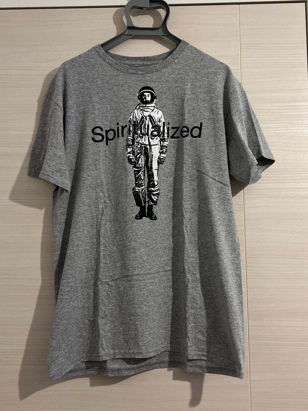 ブルー系のテーラードジャケット、ブルー系のその他パンツ、ホワイト系のスニーカーを着用したメンズの秋コーディネートの2枚目の写真