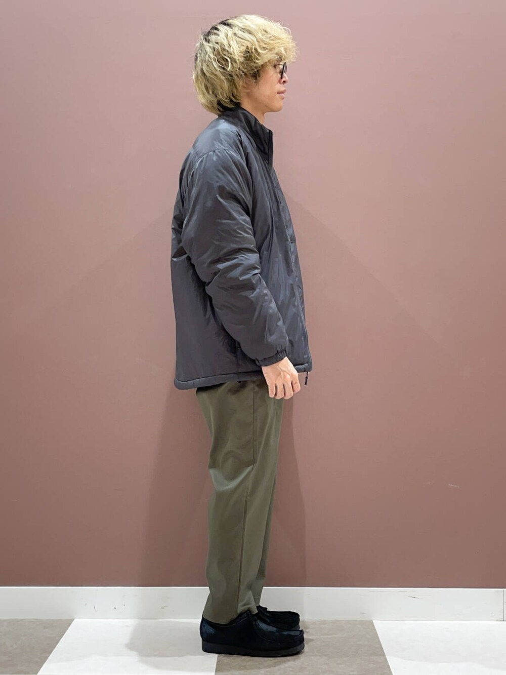 グリーン系のその他パンツ、グレー系のブルゾン、ベージュ系のスウェットを着用したメンズの秋コーディネートの4枚目の写真