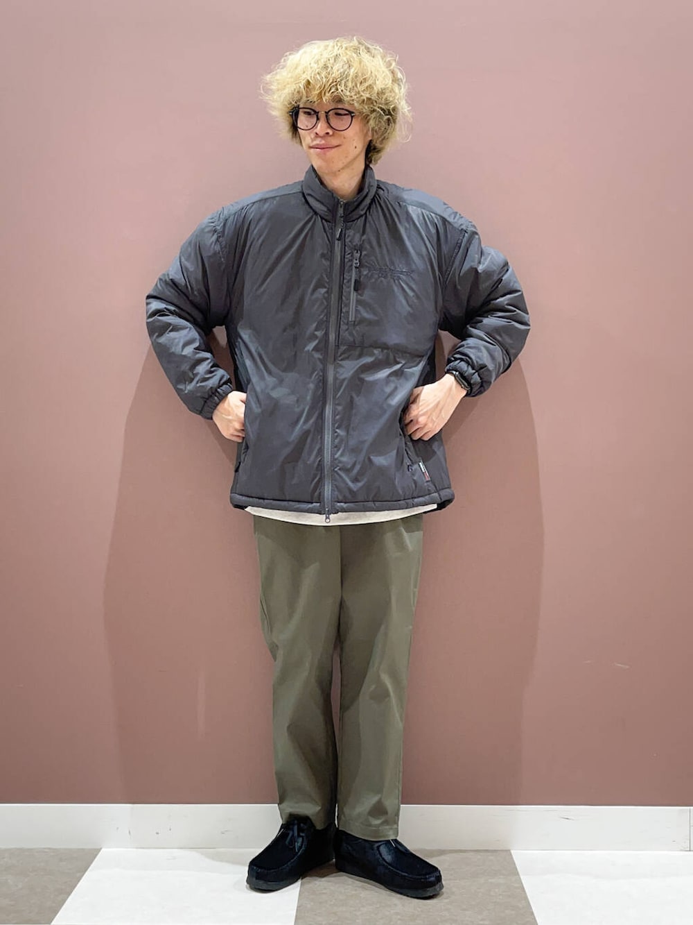 グリーン系のその他パンツ、グレー系のブルゾン、ベージュ系のスウェットを着用したメンズの秋コーディネートの5枚目の写真