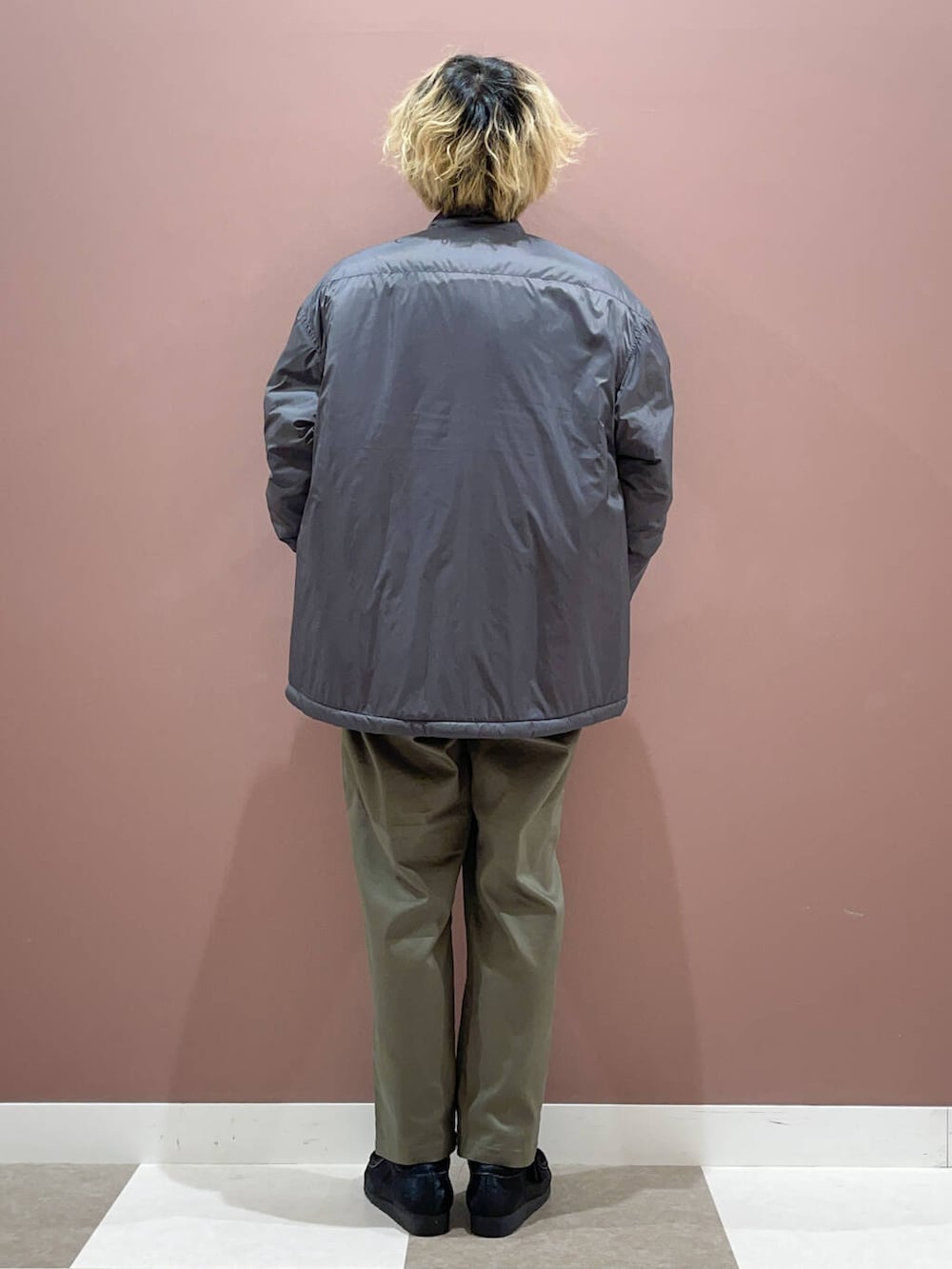 グリーン系のその他パンツ、グレー系のブルゾン、ベージュ系のスウェットを着用したメンズの秋コーディネートの3枚目の写真