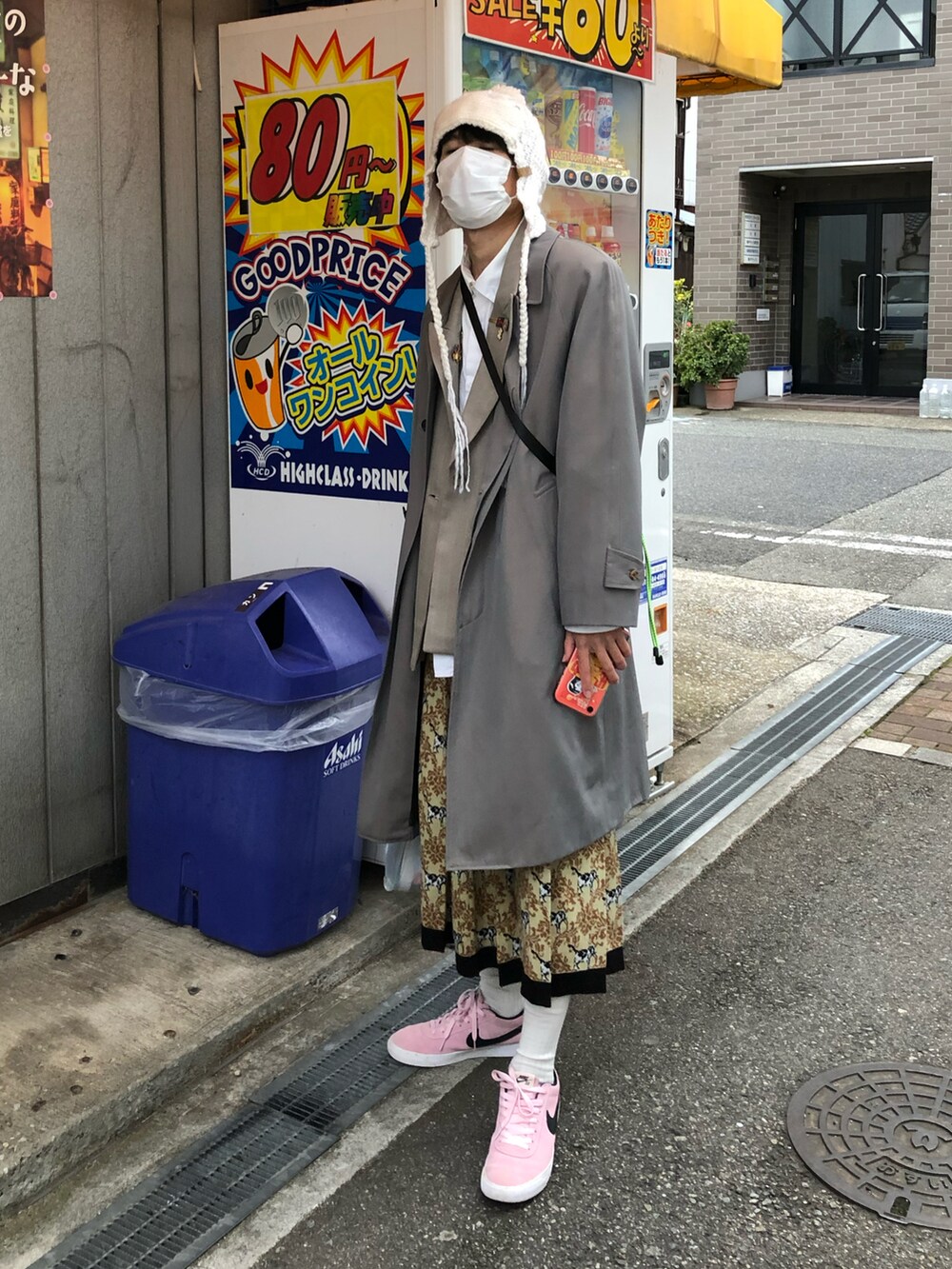 「ゆるコーデ、ファッションの力を信じよう、プチプラコーデ、GU、GUコーデ、マイベストコーデ2021、ロングコート、NIKE、古着好きな人と繋がりたい、大人コーデ」｜「NIKEのアイテム（スニーカー、ピンク系）」を使った、あまるさん（メンズ・173cm）の冬コーディネートの2枚目の写真