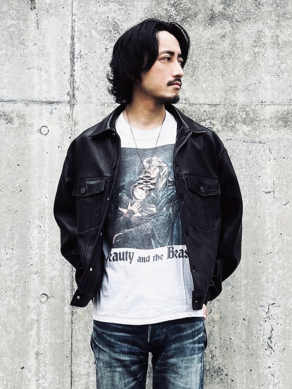 「白Tシャツ、大人コーデ、大人カジュアル、シルバーアクセサリー、デニム、レザー」｜「VAINL ARCHIVEのアイテム（その他アウター、ブラック系）」を使った、TSUNAさん（メンズ・174cm）の夏コーディネートの2枚目の写真