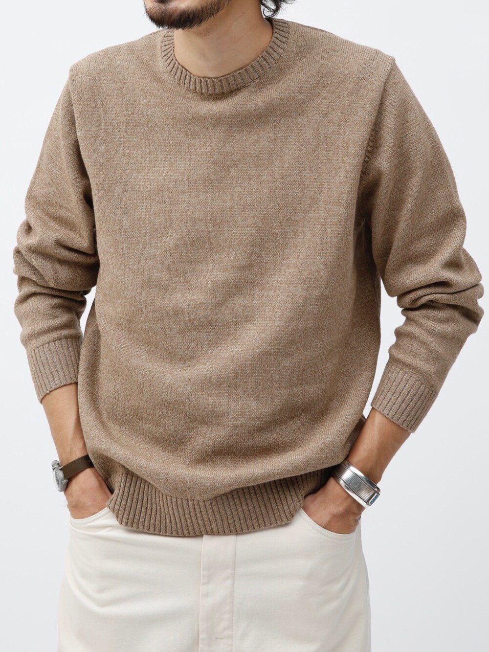 ベージュ系のその他パンツを着用したメンズの春コーディネートの2枚目の写真