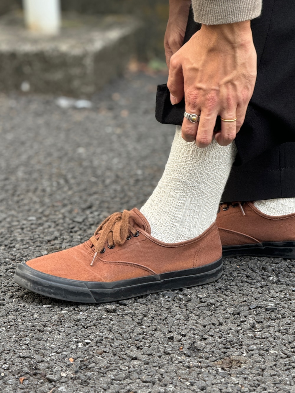 ブルー系のスラックス、ブルー系のスニーカー、グリーン系のハットを着用したメンズの秋コーディネートの5枚目の写真