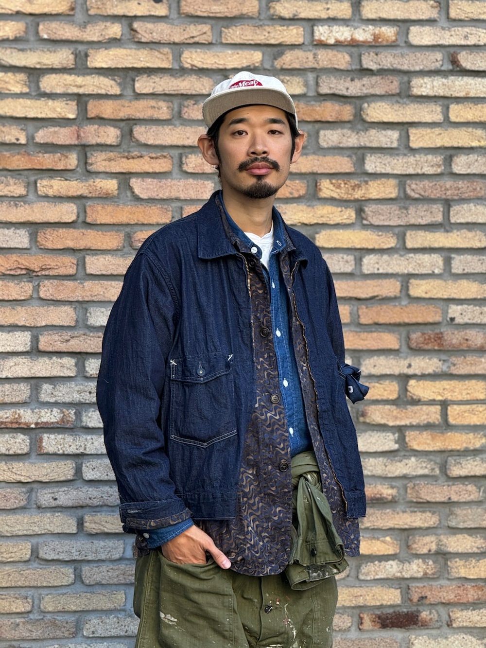 ホワイト系のTシャツ/カットソー、ブルー系のシャツ/ブラウス、グレー系のソックス/靴下を着用したメンズの秋コーディネートの2枚目の写真