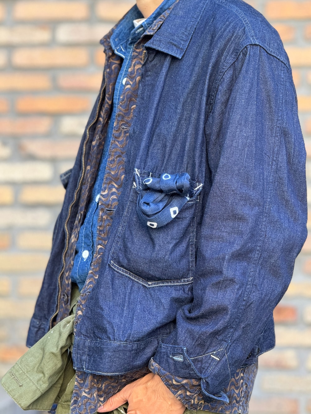 ホワイト系のTシャツ/カットソー、ブルー系のシャツ/ブラウス、グレー系のソックス/靴下を着用したメンズの秋コーディネートの3枚目の写真