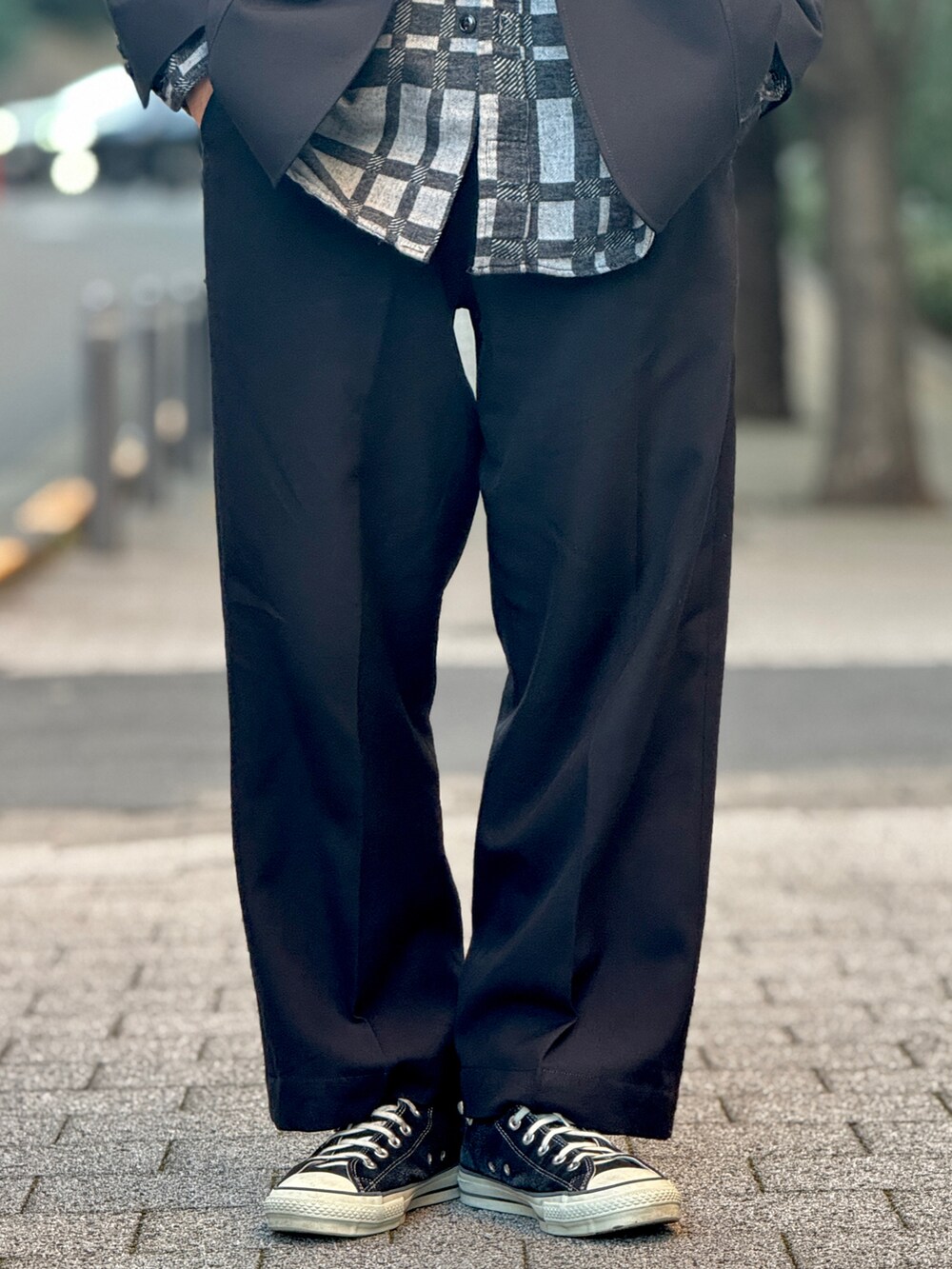 「古着MIX、大人カジュアル、beams plus、ENGINEERED GARMENTS、KAPTAIN SUNSHINE、converse、vintage、セットアップ、モノトーン」｜「BEAMS PLUSのミリタリー サージ 3ボタン ジャケット ボックス フィット（テーラードジャケット、ブルー系）」を使った、Naoki_Sakumaさん（メンズ・178cm）の秋コーディネートの4枚目の写真