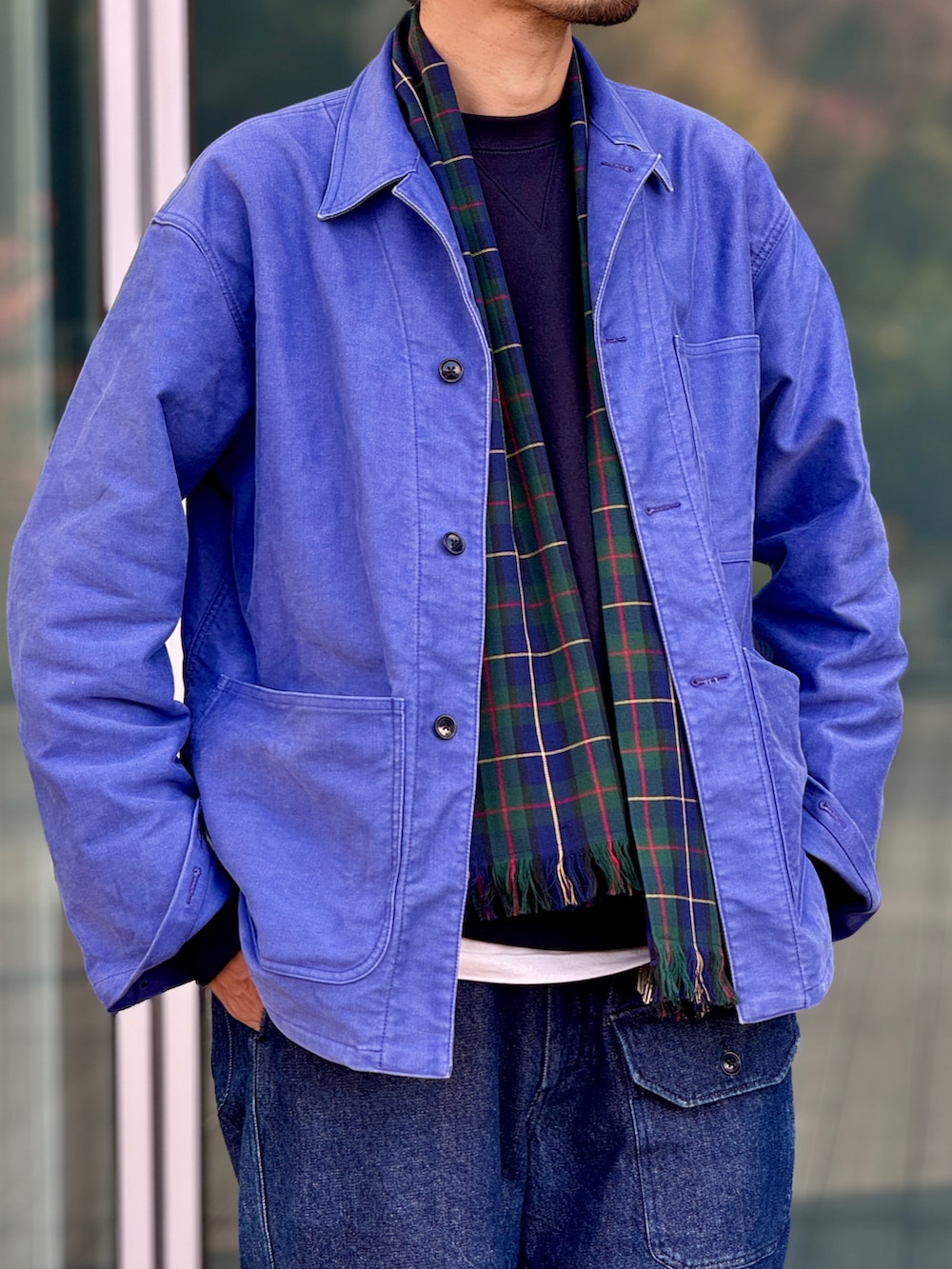 ブラウン系のダウンベスト、パープル系のブルゾン、ブラウン系のハットを着用したメンズの冬コーディネートの3枚目の写真