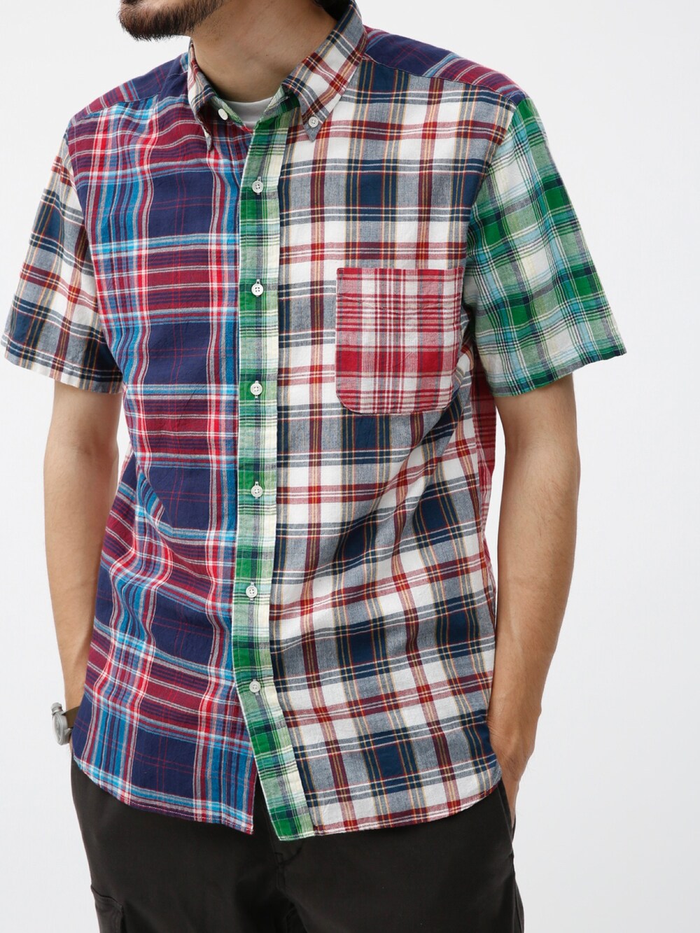 グレー系のカーゴパンツ、その他のシャツ/ブラウスを着用したメンズの春コーディネートの2枚目の写真