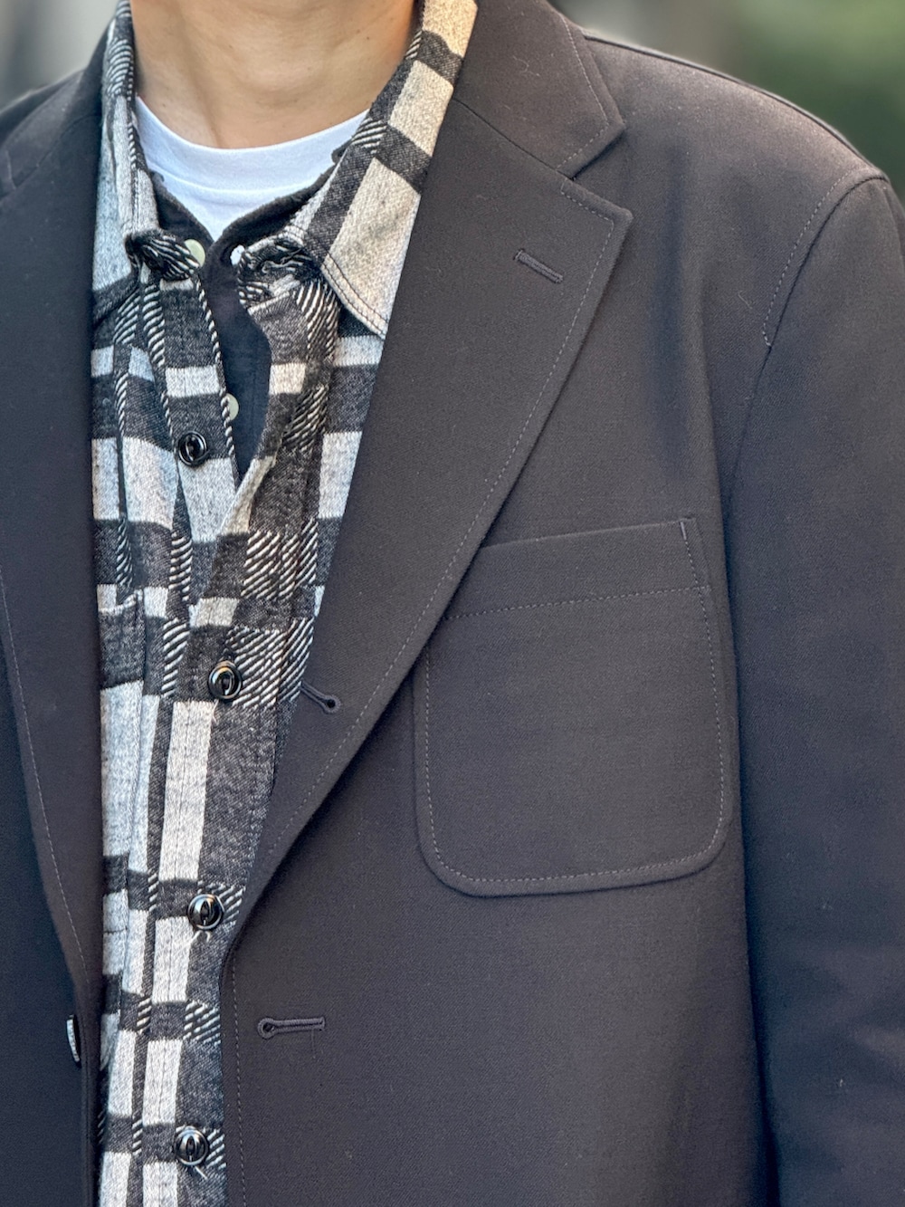 「古着MIX、大人カジュアル、beams plus、ENGINEERED GARMENTS、KAPTAIN SUNSHINE、converse、vintage、セットアップ、モノトーン」｜「BEAMS PLUSのミリタリー サージ 3ボタン ジャケット ボックス フィット（テーラードジャケット、ブルー系）」を使った、Naoki_Sakumaさん（メンズ・178cm）の秋コーディネートの3枚目の写真