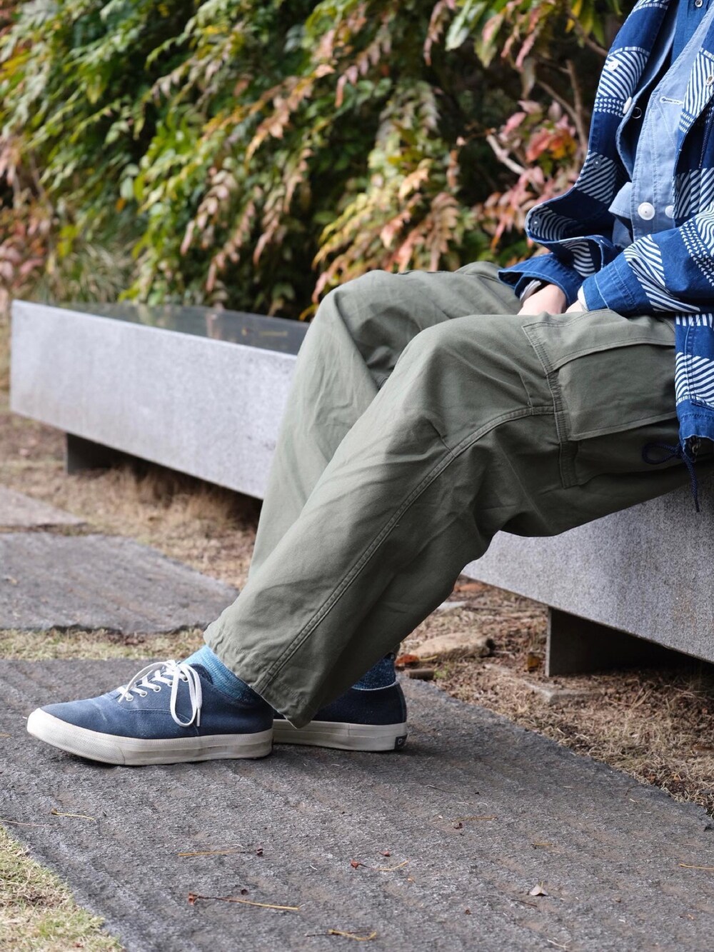 グリーン系のパンツ、その他のブルゾン、ブルー系のハットを着用したメンズの春コーディネートの5枚目の写真