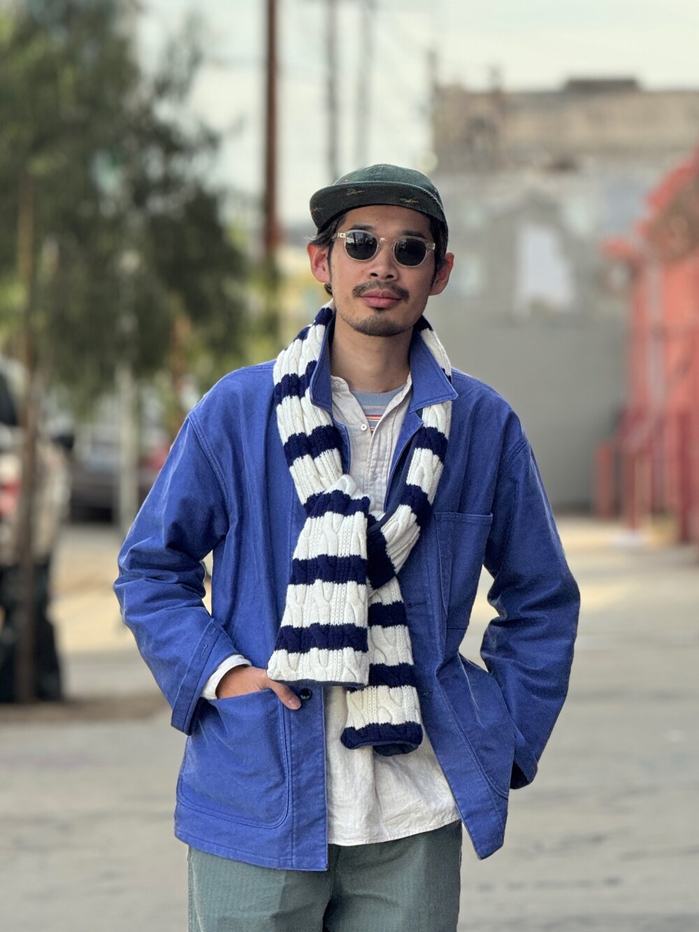 グリーン系のその他パンツ、パープル系のブルゾン、ベージュ系のシャツ/ブラウスを着用したメンズの冬コーディネートの2枚目の写真