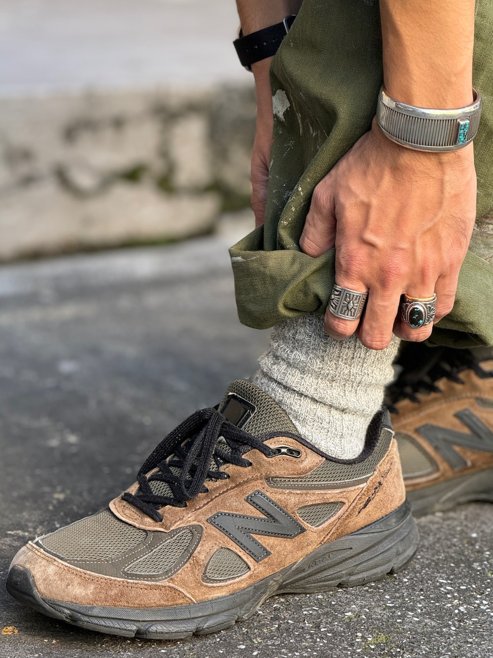 ホワイト系のTシャツ/カットソー、ブルー系のシャツ/ブラウス、グレー系のソックス/靴下を着用したメンズの秋コーディネートの5枚目の写真