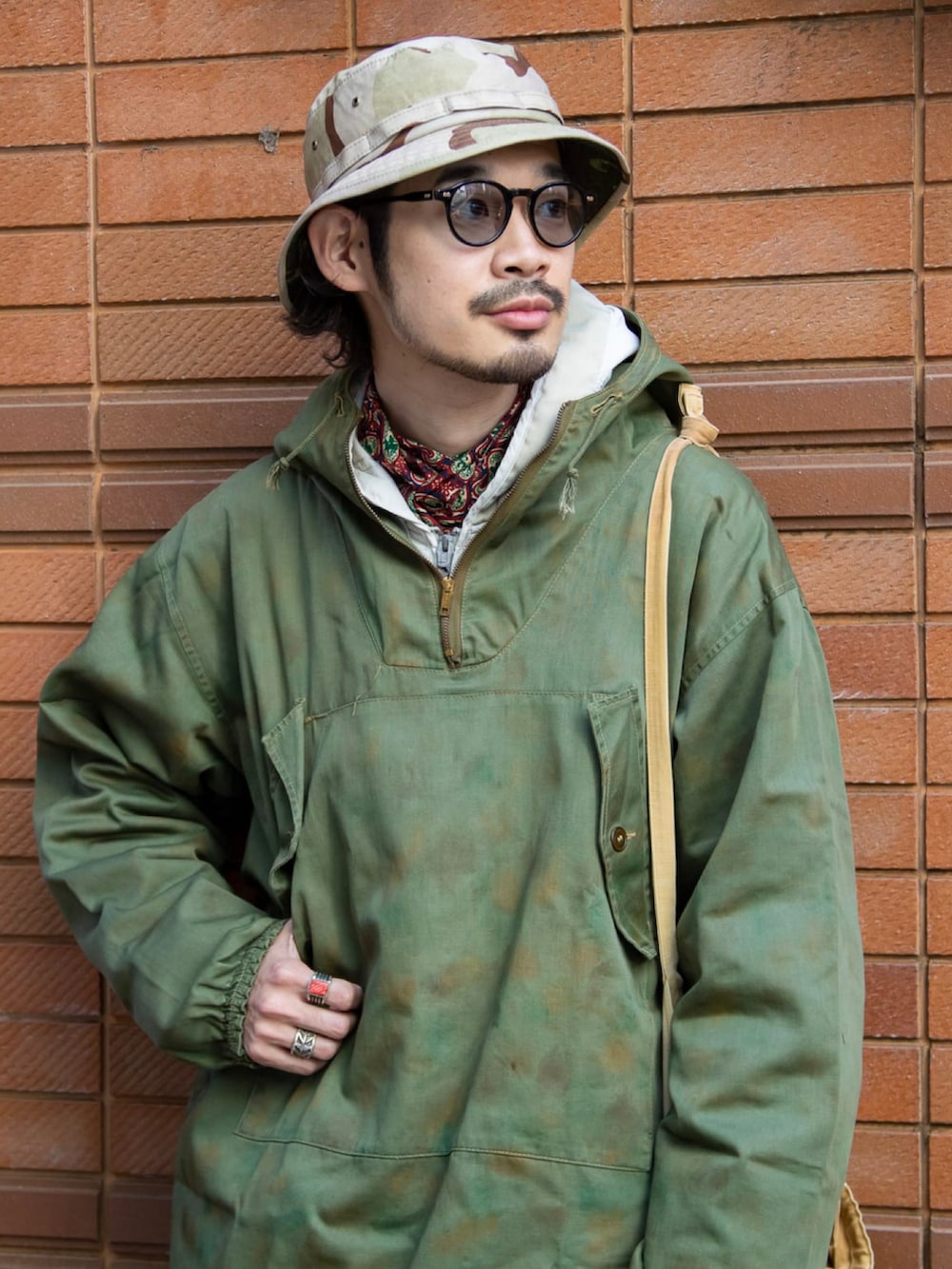 グリーン系のマウンテンパーカー、ブラウン系のモカシン/デッキシューズ、その他のハットを着用したメンズの春コーディネートの4枚目の写真