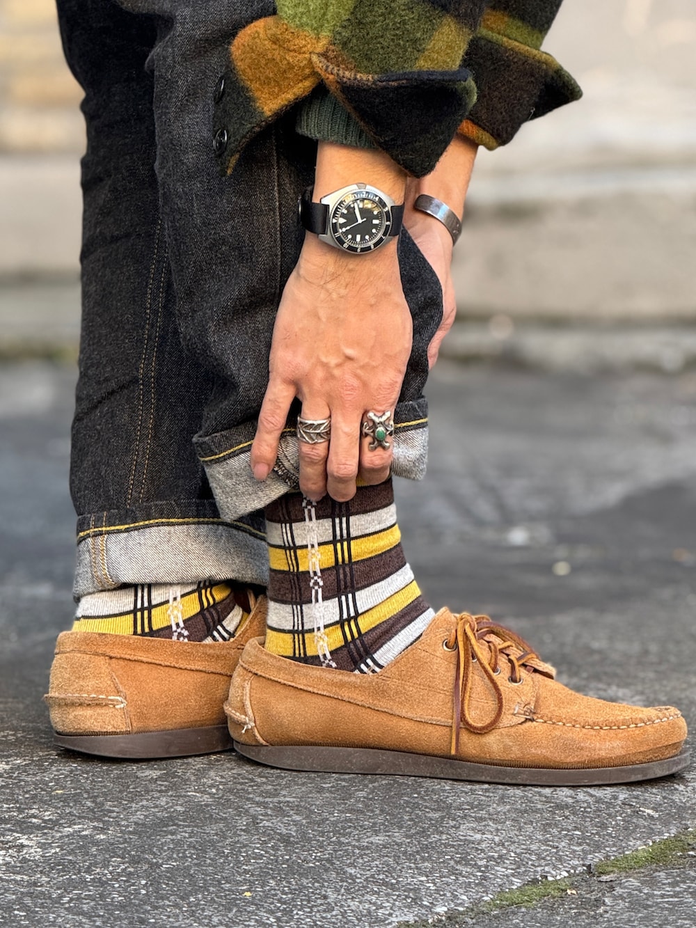 ブラック系のデニムパンツ、グリーン系のブルゾン、グリーン系のニット/セーターを着用したメンズの冬コーディネートの5枚目の写真