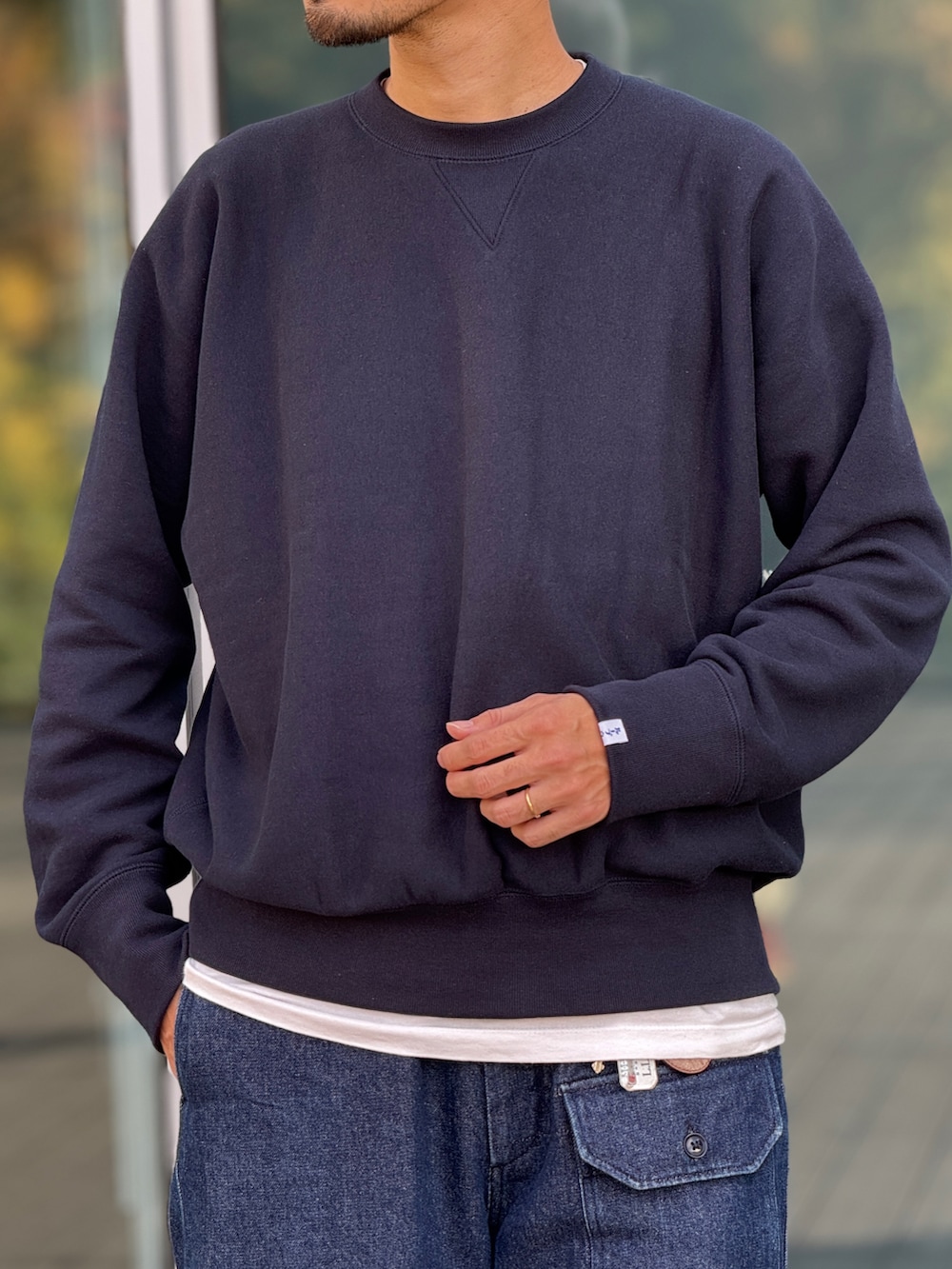 ブラウン系のダウンベスト、パープル系のブルゾン、ブラウン系のハットを着用したメンズの冬コーディネートの4枚目の写真