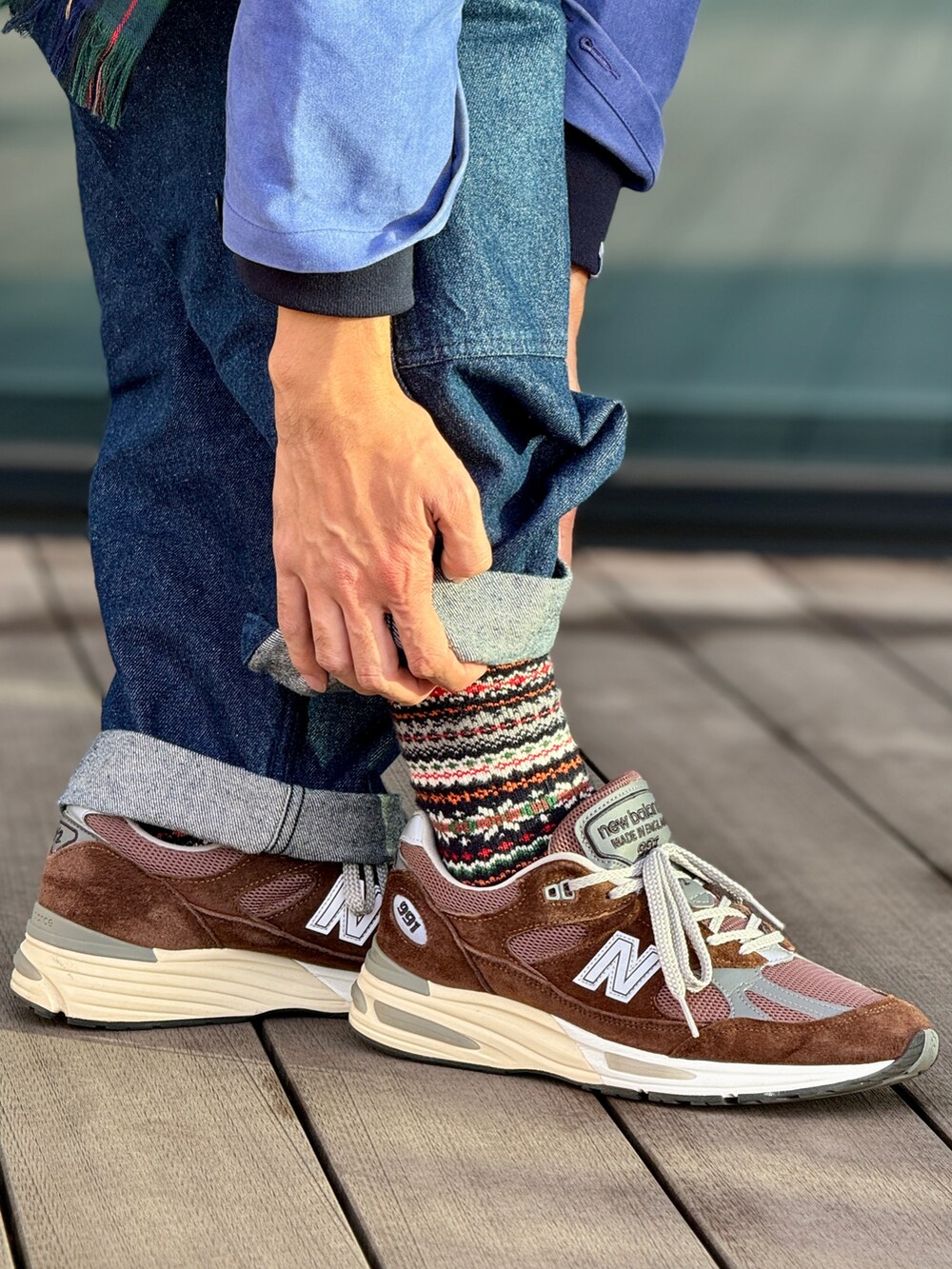 ブラウン系のダウンベスト、パープル系のブルゾン、ブラウン系のハットを着用したメンズの冬コーディネートの5枚目の写真