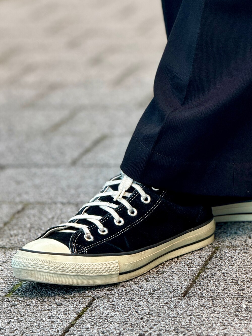 「古着MIX、大人カジュアル、beams plus、ENGINEERED GARMENTS、KAPTAIN SUNSHINE、converse、vintage、セットアップ、モノトーン」｜「BEAMS PLUSのミリタリー サージ 3ボタン ジャケット ボックス フィット（テーラードジャケット、ブルー系）」を使った、Naoki_Sakumaさん（メンズ・178cm）の秋コーディネートの5枚目の写真