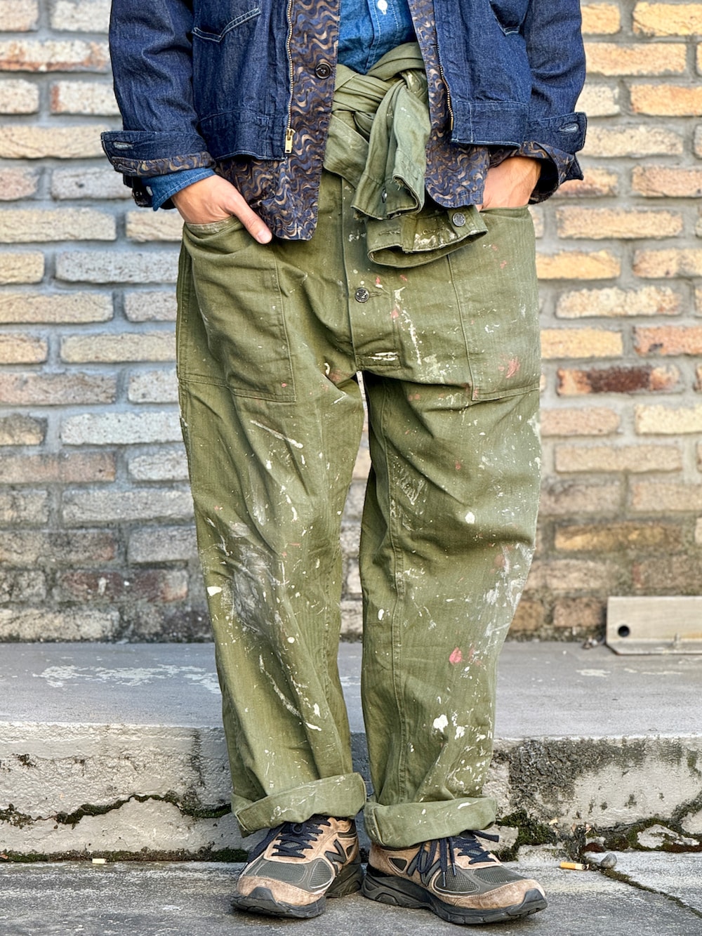 ホワイト系のTシャツ/カットソー、ブルー系のシャツ/ブラウス、グレー系のソックス/靴下を着用したメンズの秋コーディネートの4枚目の写真