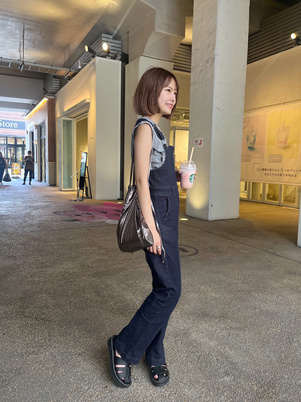 「お出かけコーデ、パンツコーデ、大人カジュアル、休日スタイル、骨格ウェーブ、大人かわいい、オールインワン、サロペット、タンクトップ、低身長コーデ、デニムコーデ、お洒落さんとつながりたい、夏服コーデ、オトナ女子、アパレルスタッフ」｜「mlineの[mline] WEB限定 レースアップサロペット（サロペット/オーバーオール、ブルー系）」を使った、chihiroさん（レディース・154cm）の夏コーディネートの2枚目の写真
