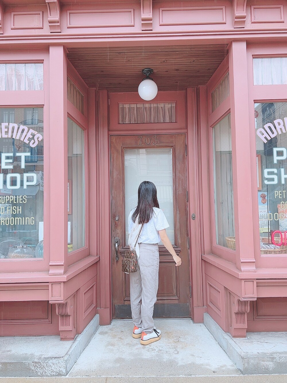 ホワイト系のTシャツ/カットソー、ピンク系のデニムパンツ、ベージュ系のシャツ/ブラウスを着用したレディースの秋コーディネートの2枚目の写真