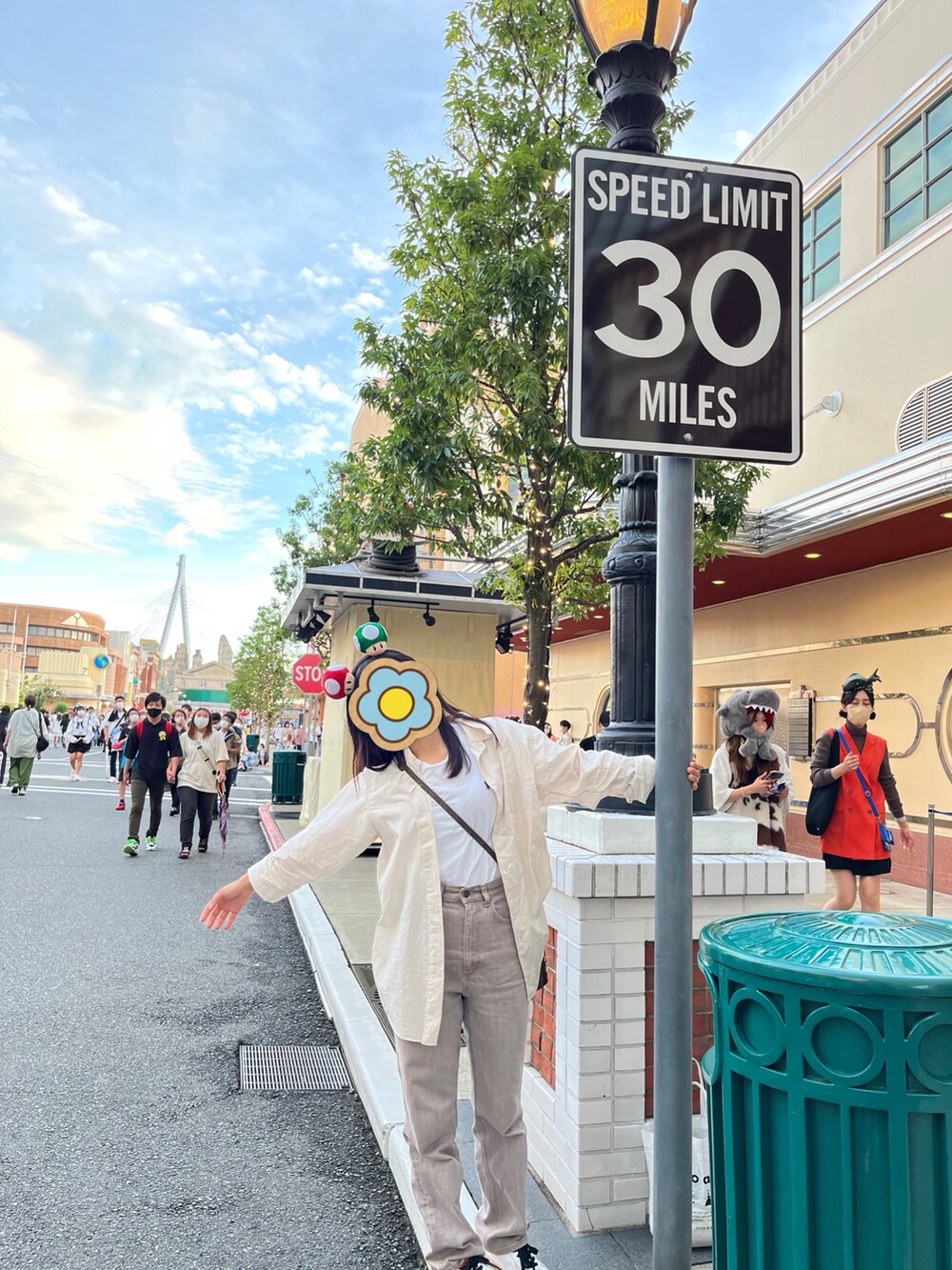 ホワイト系のTシャツ/カットソー、ピンク系のデニムパンツ、ベージュ系のシャツ/ブラウスを着用したレディースの秋コーディネートの3枚目の写真