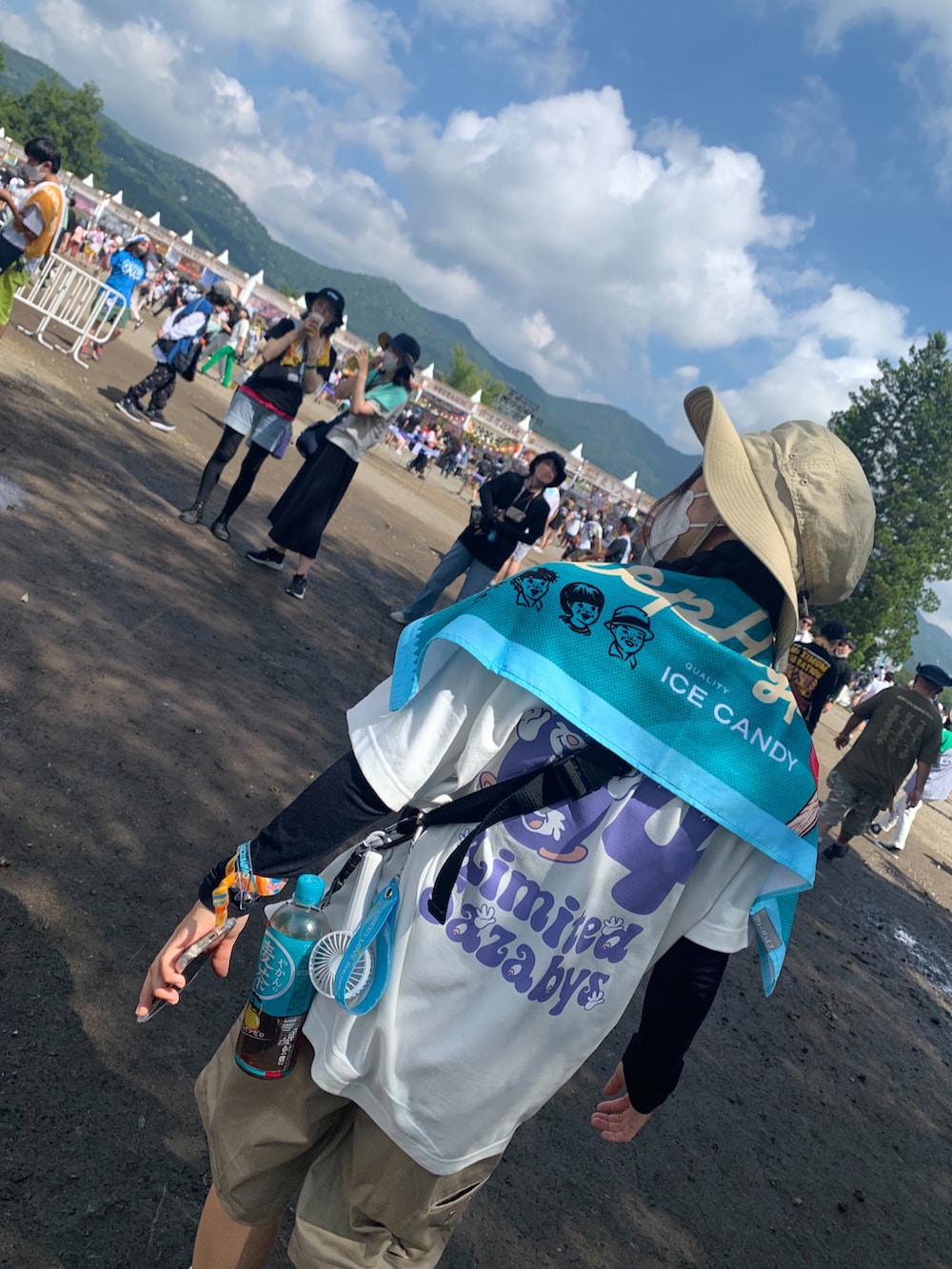 ブラック系のスニーカー、ベージュ系のチノパンツ、ベージュ系のハットを着用したレディースの夏コーディネートの2枚目の写真