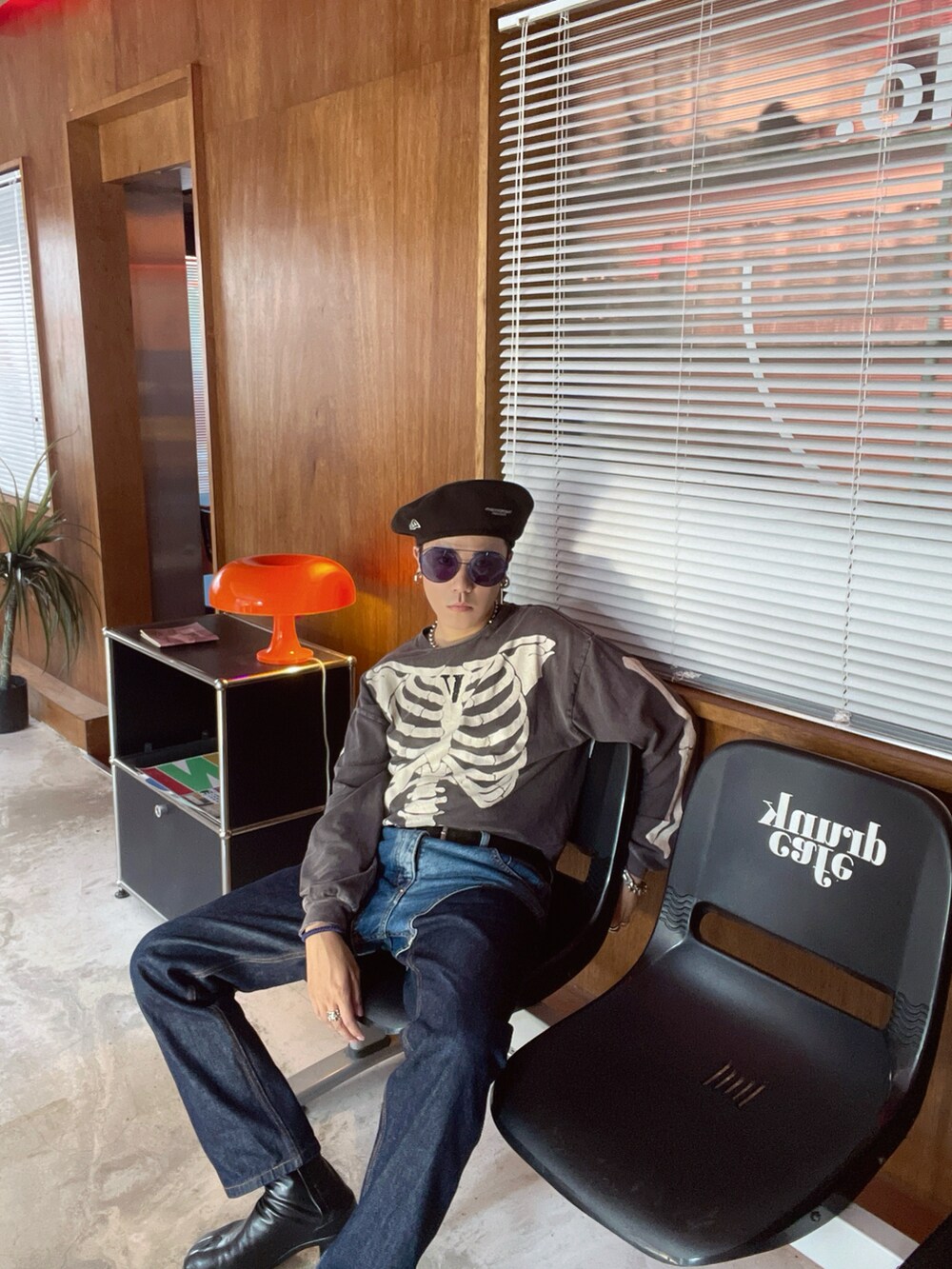 ブルー系のパンツ、ブルー系のジャケット/アウター、ブラック系のシューズを着用したメンズの夏コーディネートの2枚目の写真