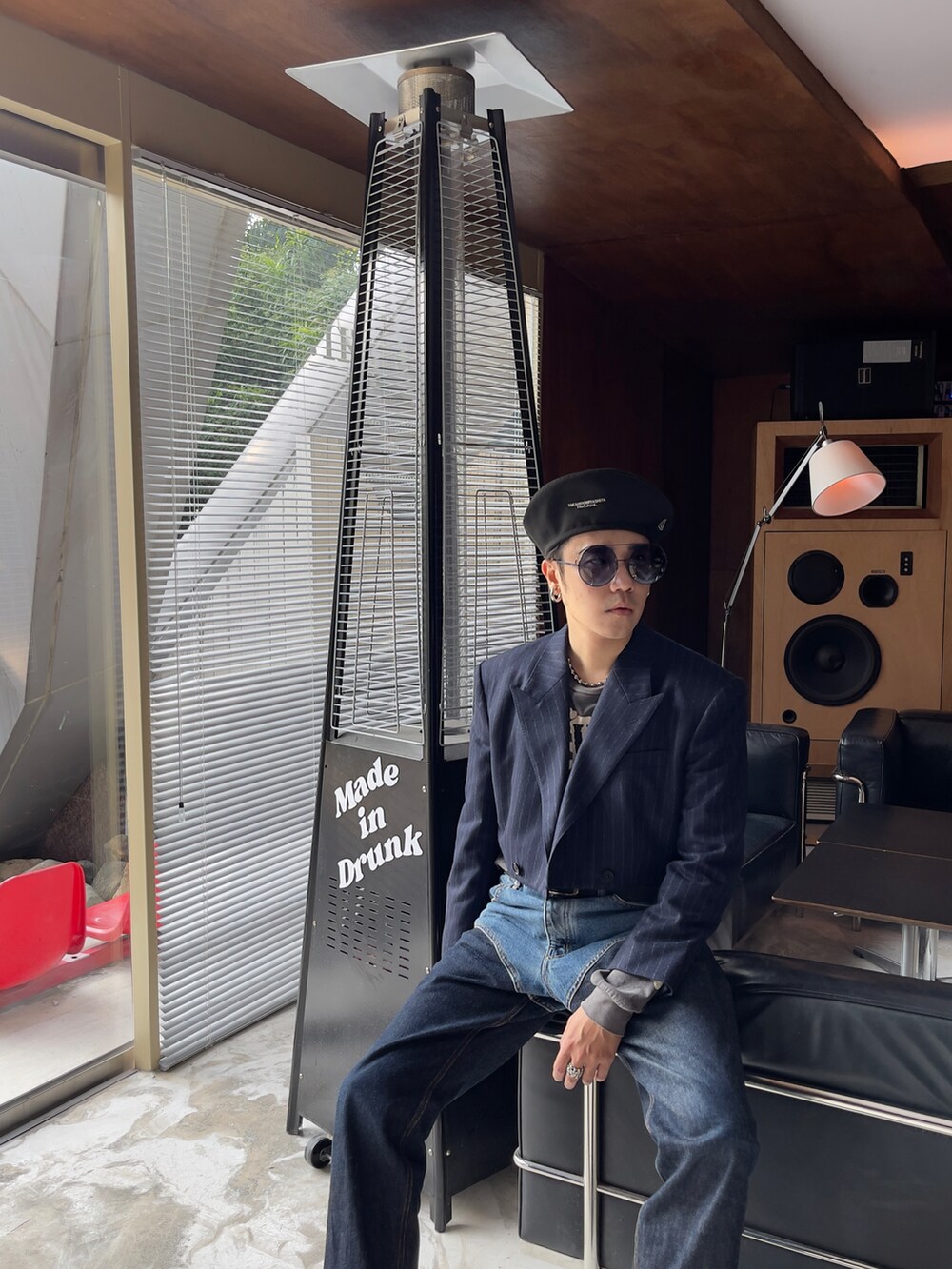 ブルー系のパンツ、ブルー系のジャケット/アウター、ブラック系のシューズを着用したメンズの夏コーディネートの3枚目の写真