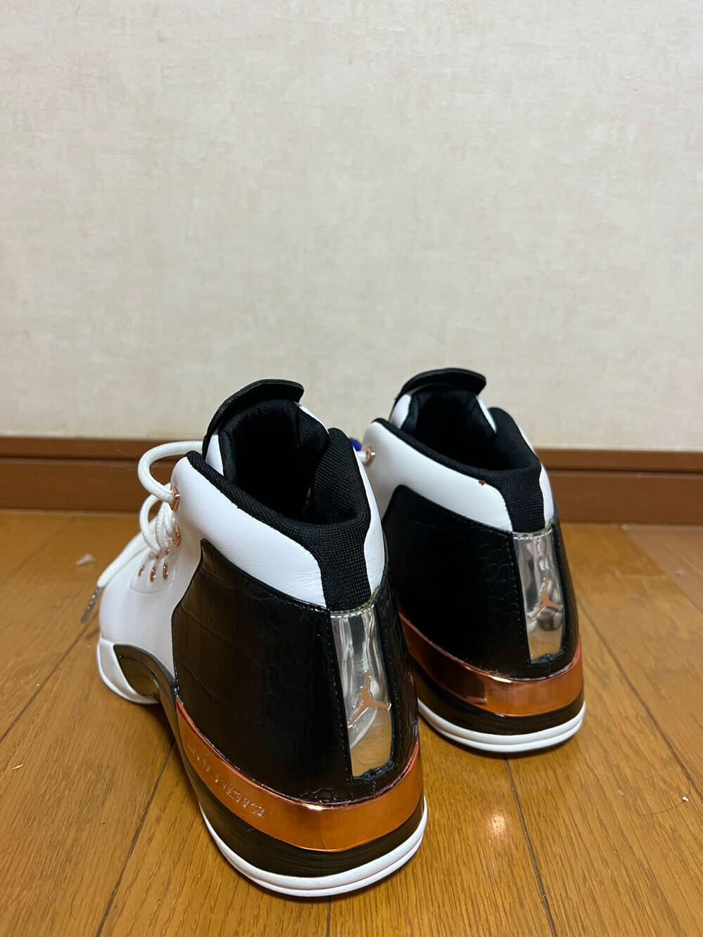 「AIR JORDANのアイテム（スニーカー、ホワイト系）」を使った、Hide Sakuさん（メンズ・168cm）の冬コーディネートの2枚目の写真
