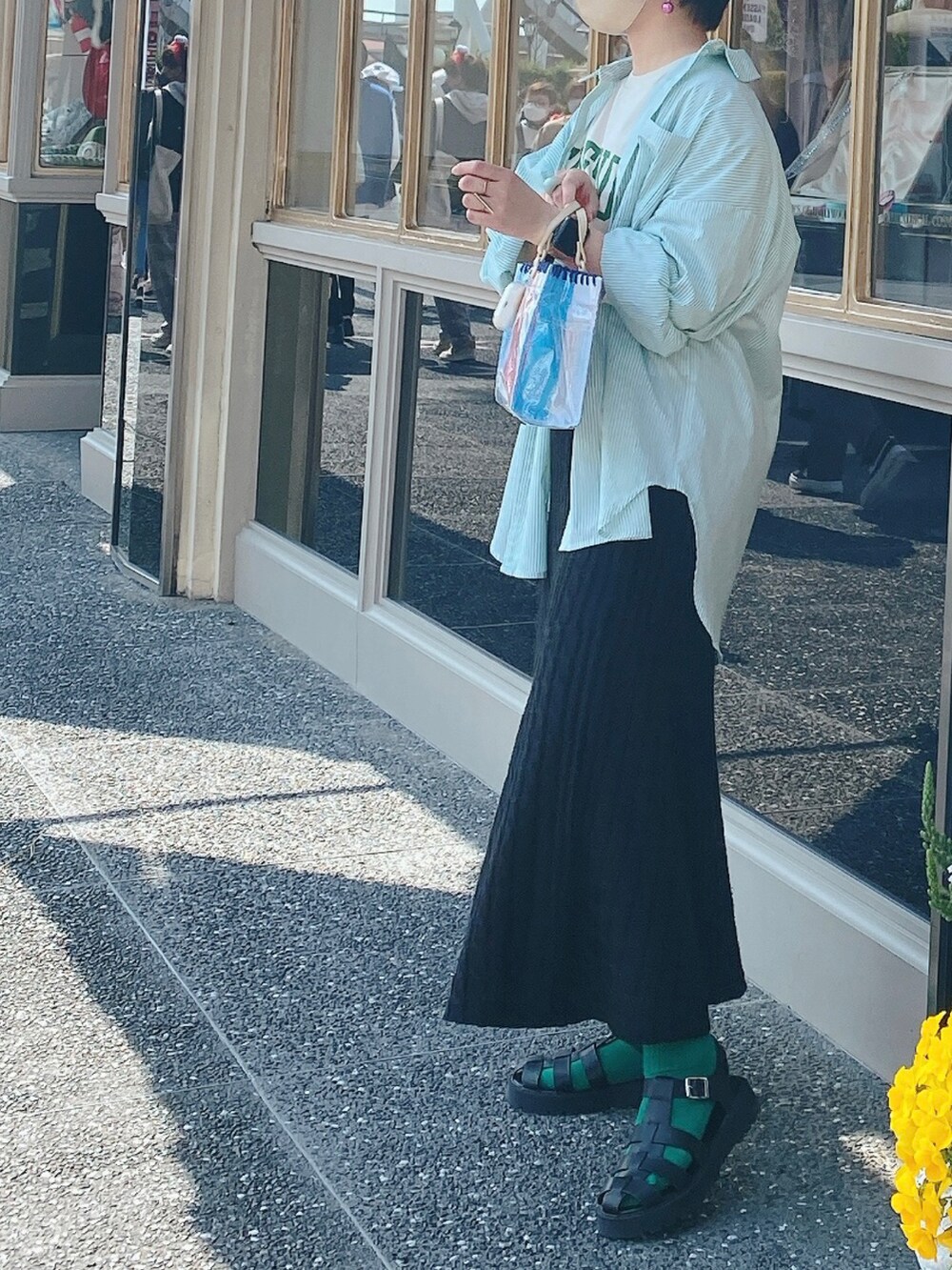 グリーン系のシャツ/ブラウス、ホワイト系のTシャツ/カットソー、ブラック系のスカートを着用したレディースの春コーディネートの2枚目の写真