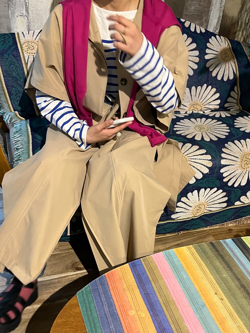 ブルー系のTシャツ/カットソー、ベージュ系のジャケット/アウター、ピンク系のカーディガン/ボレロを着用したレディースの春コーディネートの2枚目の写真