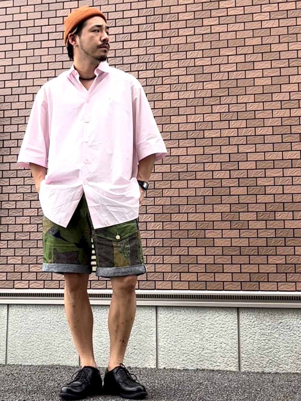 ブラック系のその他シューズ、グリーン系のパンツ、ピンク系のシャツ/ブラウスを着用したメンズの夏コーディネートの2枚目の写真